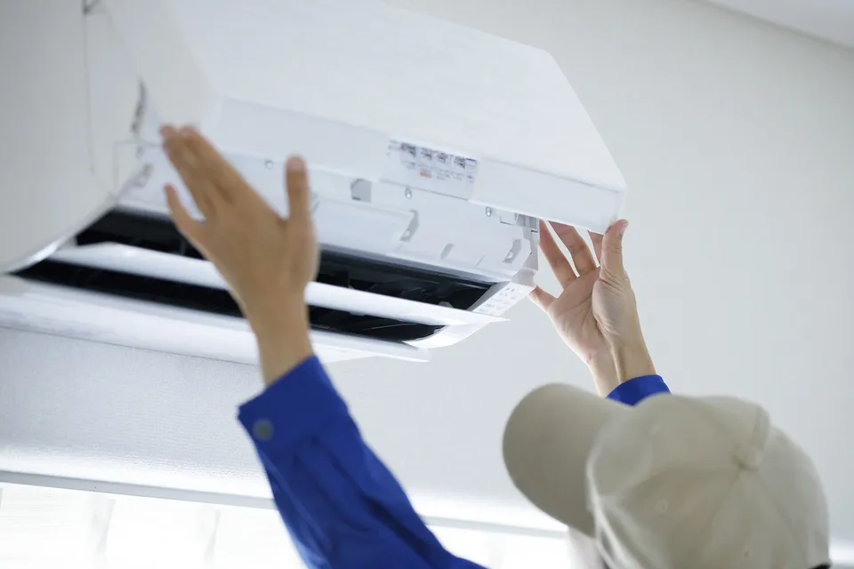electrician_fixing_heating-960w
